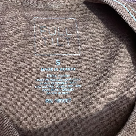 Selling this t shirt! - Picture 3 of 3